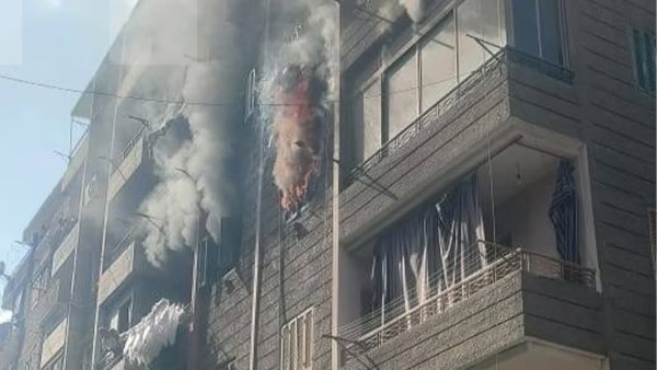 مصرع شخص وإصابة 4 آخرين في حريق شقة بإمبابة.. صور