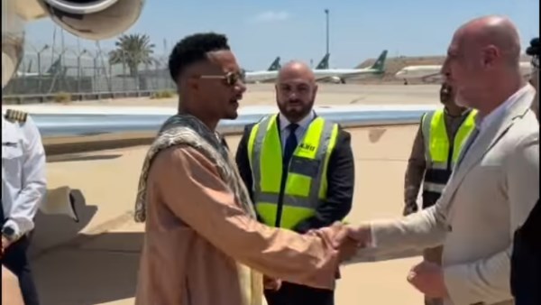 بالجلابية.. محمد رمضان يصل إلى بغداد لحضور عرض فيلم أسد | صور