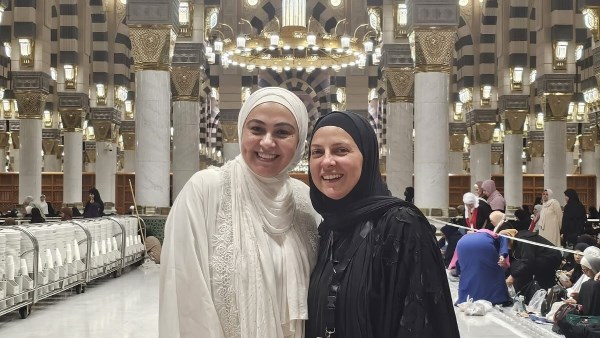 بصورة من المسجد النبوي .. دعاء عامر ودعاء فاروق تستعدان لأداء فريضة الحج