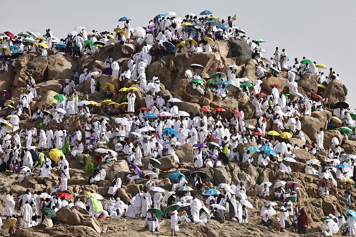Pilgrims pray on Mount Arafat as hajj reaches peak
