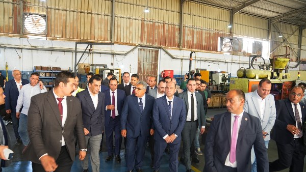الصناعة الوطنية الجادة.. وزير العمل ومحافظ الدقهلية يتفقدان عددا من المصانع بجمصة