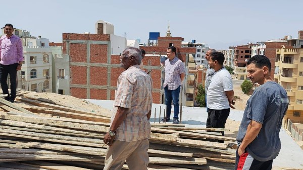 إزالة مخالفة بناء بحي شمال الغردقة بحملات التصدي للتعديات