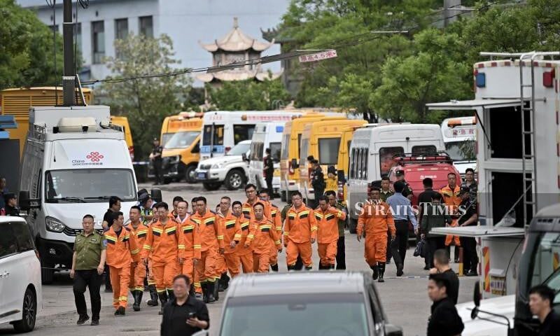 Anxious Chinese families await news of missing coal miners