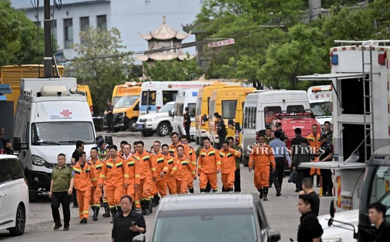 Anxious Chinese families await news of missing coal miners