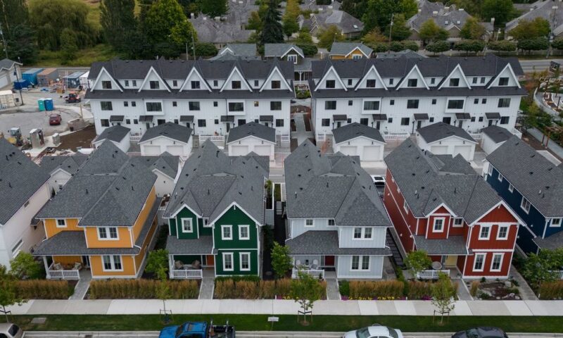 Some Ontario homeowners hit ‘breaking point,’ miss mortgage payments: report