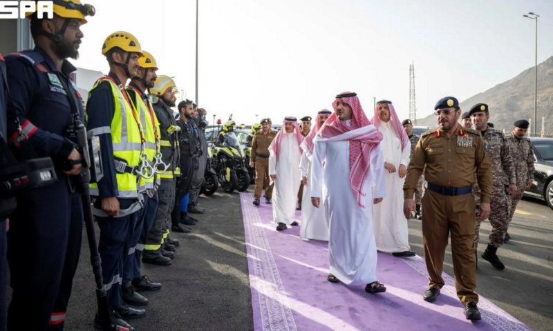 وزير الداخلية السعودي يتفقد وحدات الدفاع المدني في مشعر منى