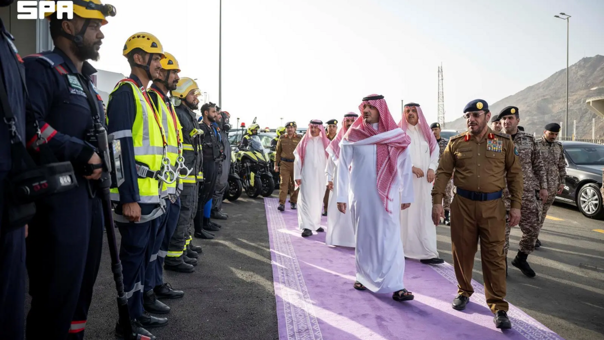 وزير الداخلية السعودي يتفقد وحدات الدفاع المدني في مشعر منى