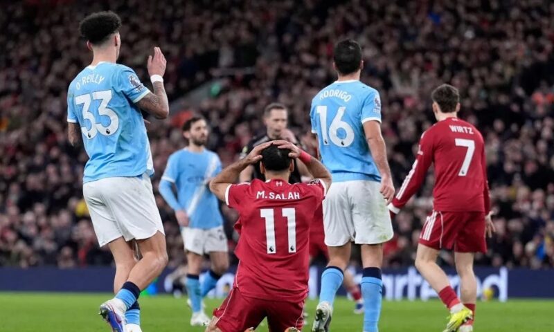 “لا تغلقوا فمه”.. لاعب ليفربول يدافع عن صلاح ليلة الرحيل