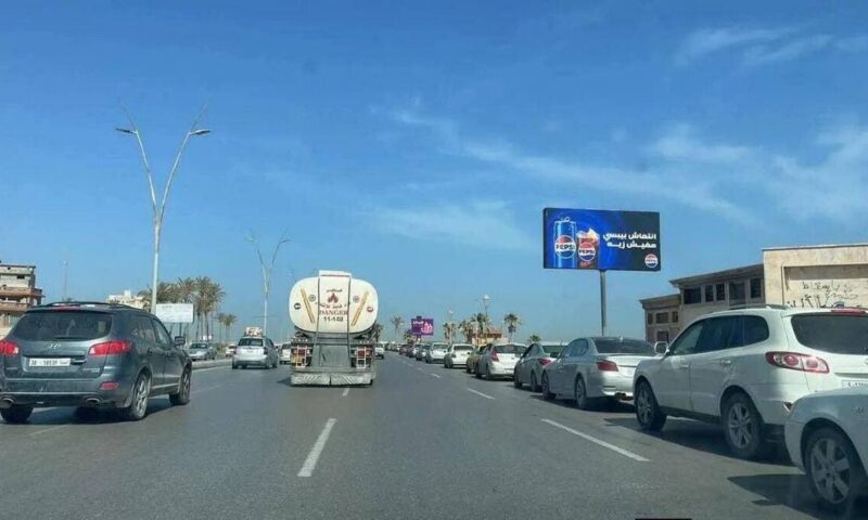 طوابير البنزين تعود لشوارع ليبيا.. ومواطنون يشتكون