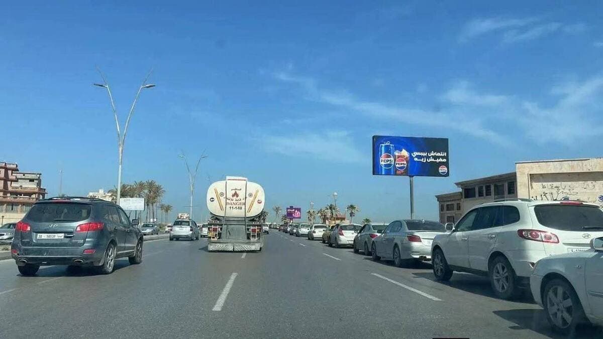 طوابير البنزين تعود لشوارع ليبيا.. ومواطنون يشتكون