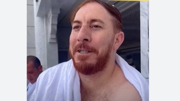 مشهد أبكى المتابعين.. حاج سوري يدعو لمصر أمام الكعبة تقديرا لمواقفها خلال الأزمة