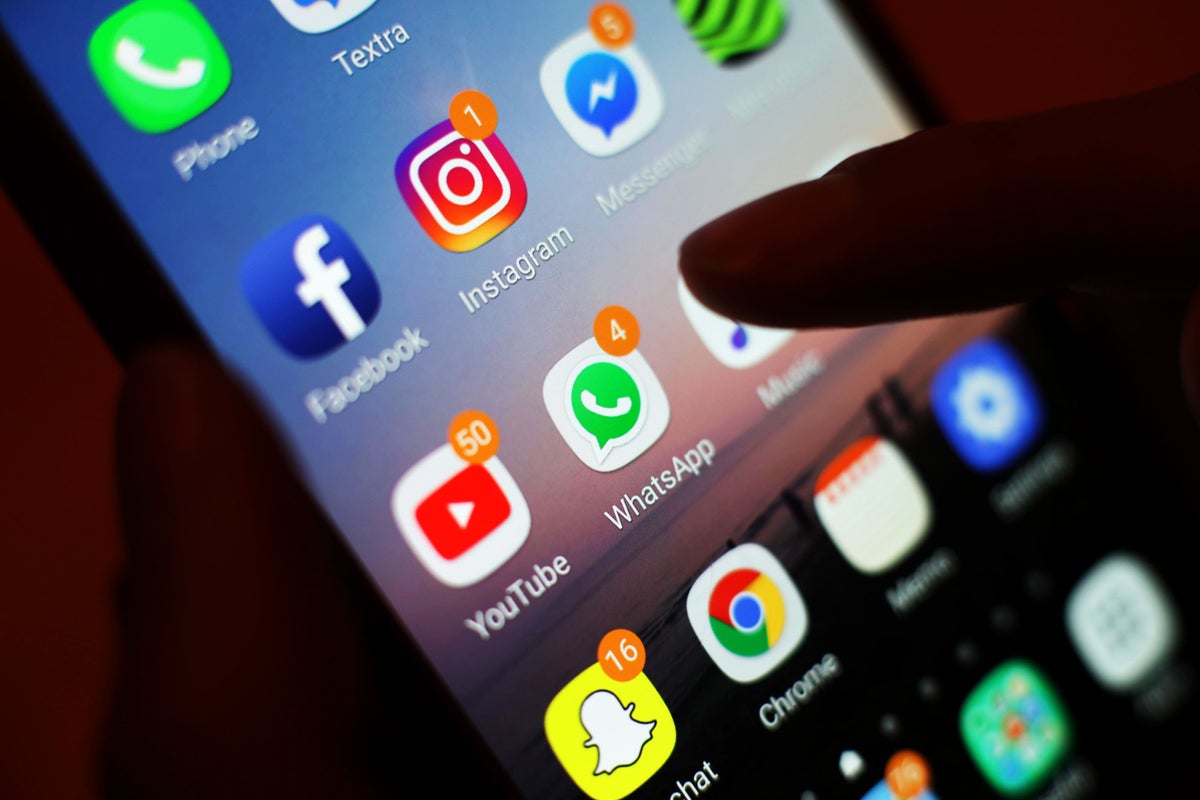 Streeting likens social media to tobacco as pressure grows for under-16s ban