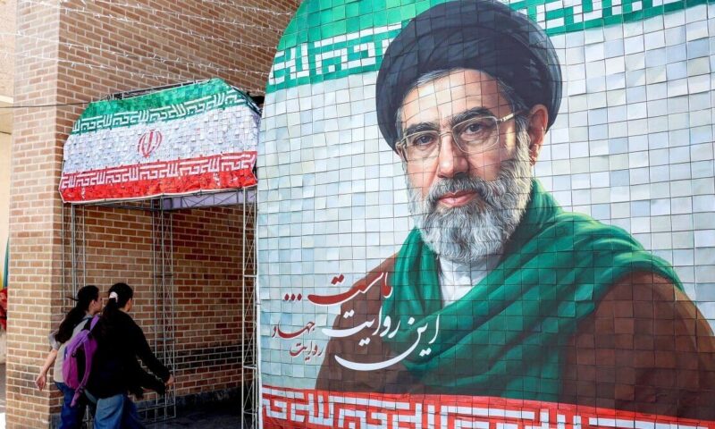 مجتبى خامنئي يدعو السلطة التشريعية للتحرك لمعالجة هموم الشعب الاقتصادية