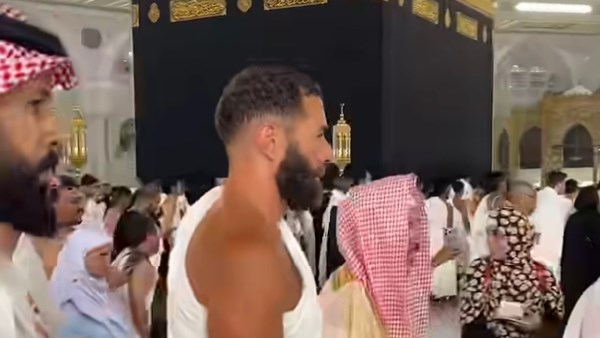 الحمد لله.. كريم بنزيما يشارك متابعيه فيديو أثناء آداء مناسك الحج