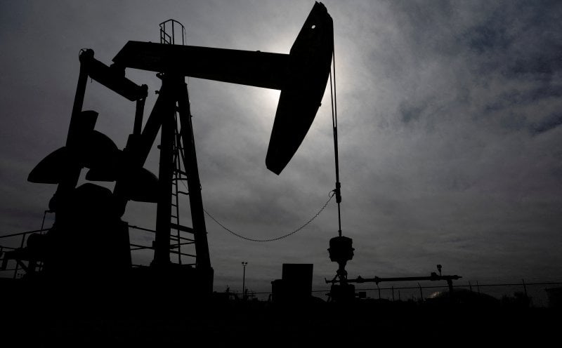 Oil prices fall over 5pct on hopes for Iran deal