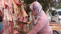 سيبت البنك ومسكت الساطور.. رشا فلفل تقتحم عالم الجزارة وتفرض اسمها في الإسكندرية