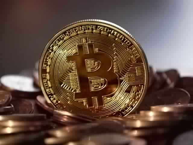 “بيتكوين” تتراجع تحت ضغط مخاوف الفائدة والتوترات الجيوسياسية
