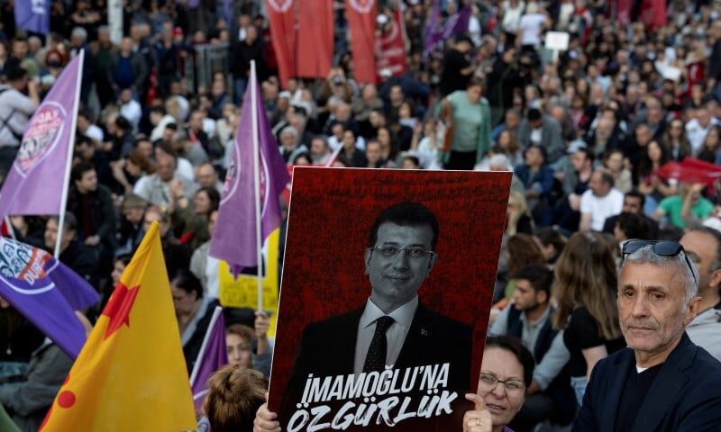 Turkiye riot police use tear gas to take opposition party HQ