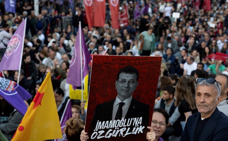 Turkiye riot police use tear gas to take opposition party HQ