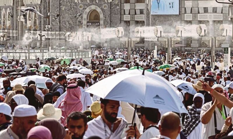 Haj pilgrims battle searing heat with ice cream and giant fans