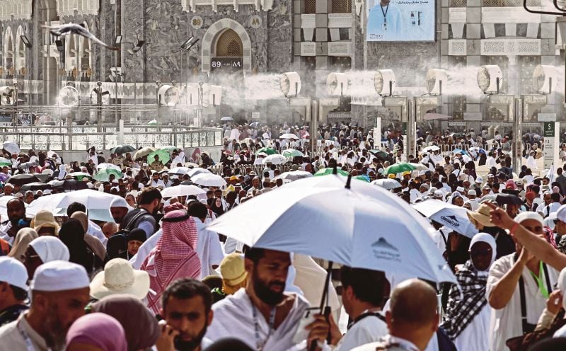 Haj pilgrims battle searing heat with ice cream and giant fans
