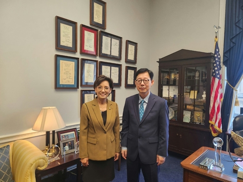 Vice FM meets U.S. lawmaker, policy expert to discuss alliance, joint fact sheet