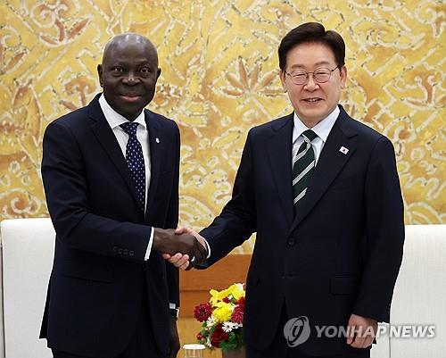 (LEAD) Lee discusses S. Korea’s labor policy in AI era with ILO chief