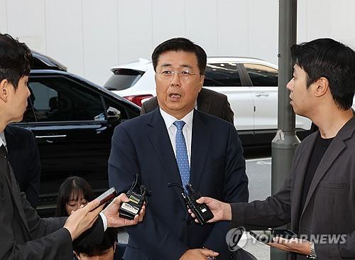 (LEAD) Ex-NIS deputy chief denies allegations of delivering message backing Yoon’s martial law