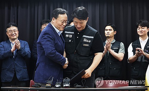 (LEAD) Two-thirds of Samsung union members cast ballots on 1st day of wage vote