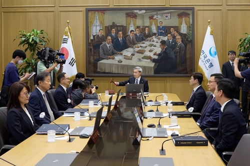 BOK holds key rate steady for 8th straight meeting amid Middle East uncertainty
