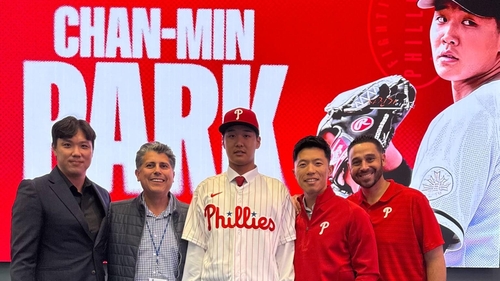 S. Korean high school pitcher Park Chan-min signs with Phillies
