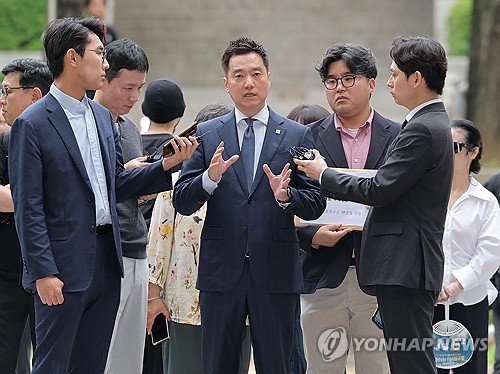 (LEAD) Arrest warrant issued for YouTuber for alleged defamation against actor Kim Soo-hyun