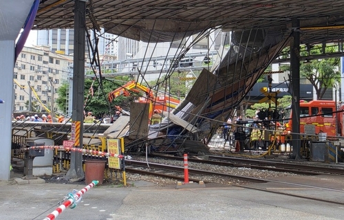 (2nd LD) At least 6 injured after structural collapse at Seoul overpass site