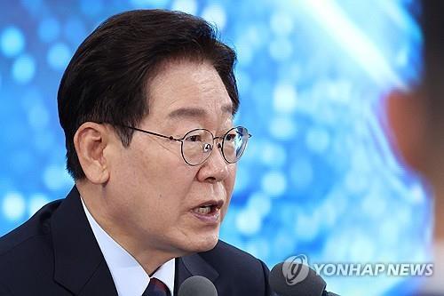 (LEAD) Lee to hold press conference early next month marking 1st anniversary of inauguration
