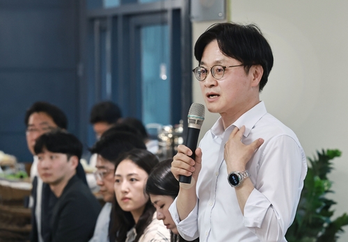 (LEAD) Industry minister highlights S. Korea’s competitive edge in Canadian submarine project race
