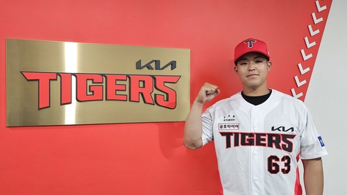 Tigers sign new pitcher Shirakawa; Heroes extend deal with starter Rosenberg