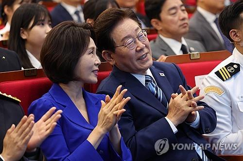 Lee, first lady cast ballots in early voting near Cheong Wa Dae for June 3 elections