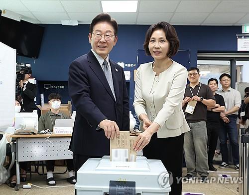 (LEAD) Lee, first lady cast ballots in early voting near Cheong Wa Dae for June 3 elections