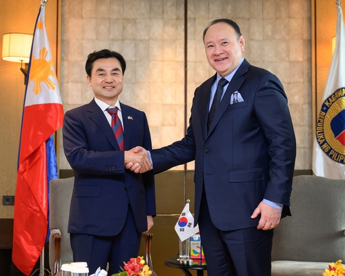 Defense minister discusses expanding cooperation with Philippines, Norway counterparts