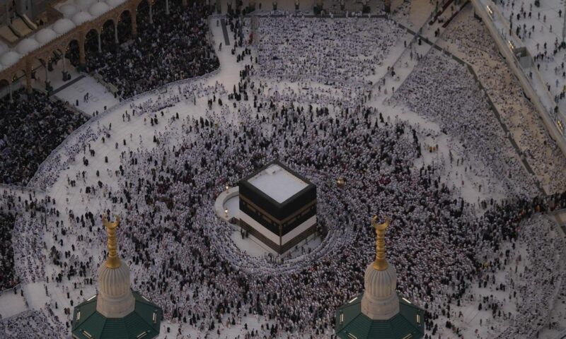 Muslims begin annual Hajj in sweltering heat against backdrop of war concerns