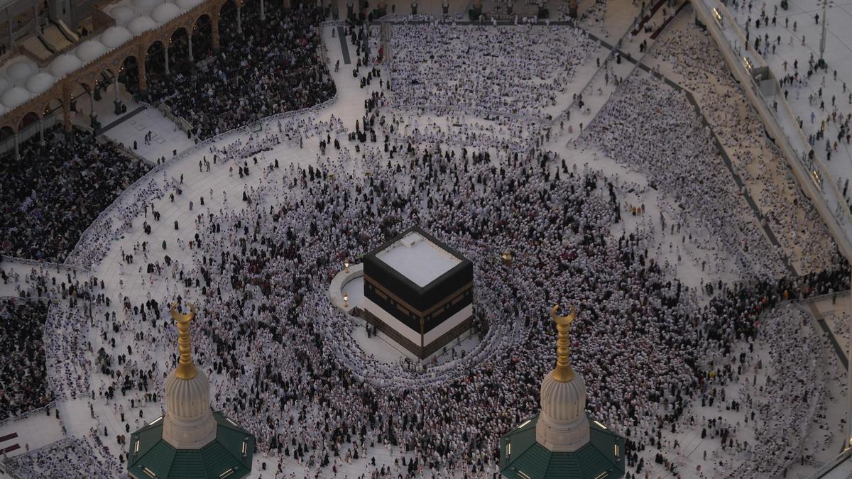 Muslims begin annual Hajj in sweltering heat against backdrop of war concerns
