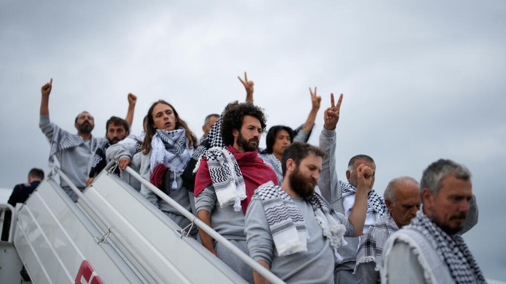مباشر: وصول نشطاء “أسطول غزة” المُرحّلين من إسرائيل إلى تركيا