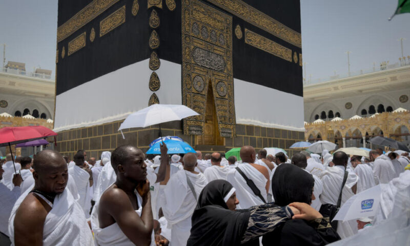 الحجاج الغربيون يتمسكون بأداء الفريضة في مكة “الأكثر أمانا بالعالم” رغم الحرب في الشرق الأوسط