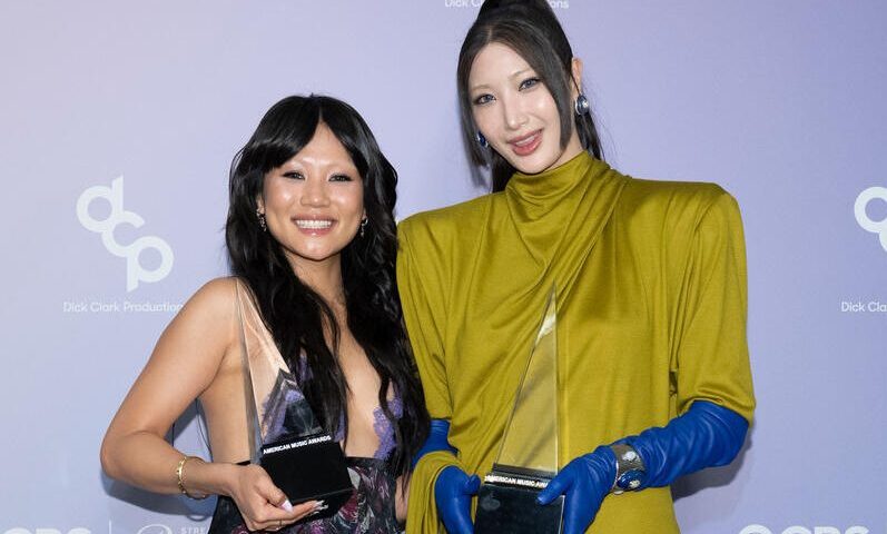 American Music Awards Photo Gallery: See EJAE, Rei Ami, Katseye, Sombr, Karol G, Teyana Taylor and Other Stars on the Red Carpet and Backstage