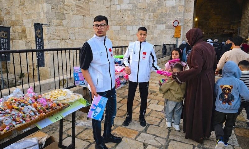 “مال القدس” توزع هدايا على الأطفال
