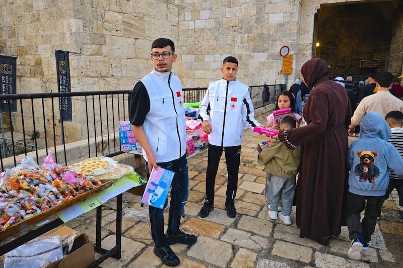 “مال القدس” توزع هدايا على الأطفال