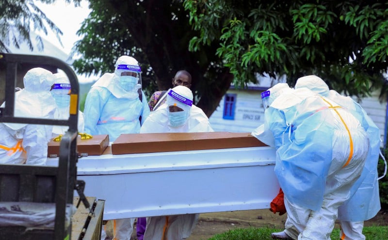 Ebola death toll tops 200 as fears grow over spread across Africa