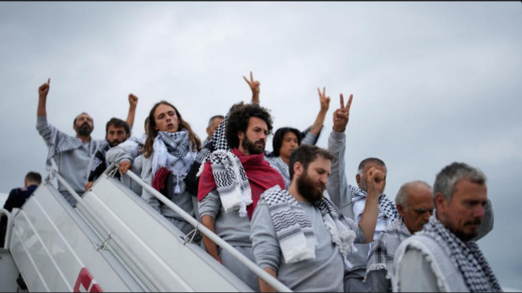 وصول ناشطي “أسطول الصمود” إلى تركيا بعد ترحيلهم من إسرائيل وسط انتقادات دولية