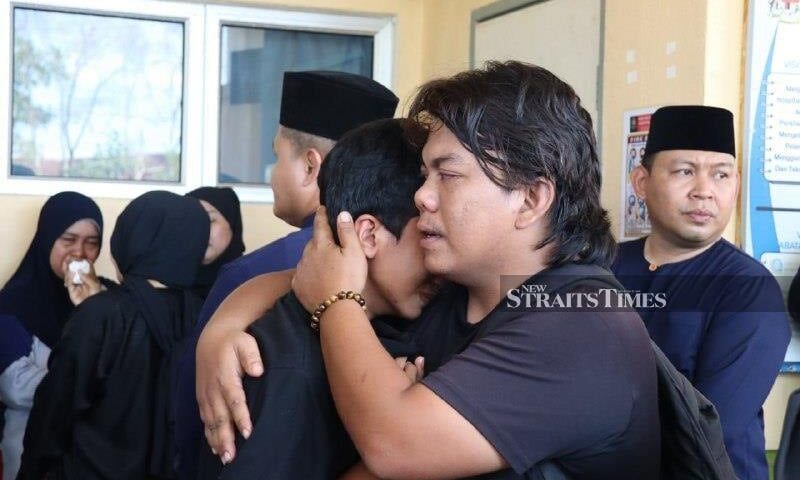 Sultan of Pahang extends aid to family of couple killed in crash
