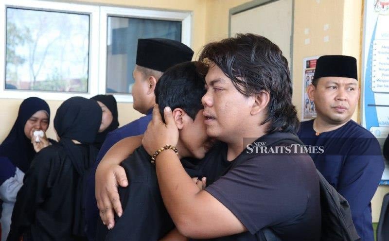 Sultan of Pahang extends aid to family of couple killed in crash